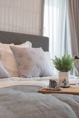 lüks yatak odası tarzı kümesiyle yastıklar