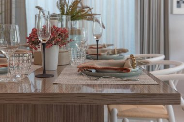 tablo üzerinde ahşap yemek odası ayarla