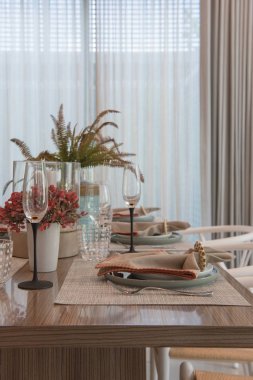 tablo üzerinde ahşap yemek odası ayarla