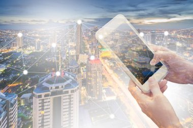 Smarth telefon elinde tutan genç kadın 