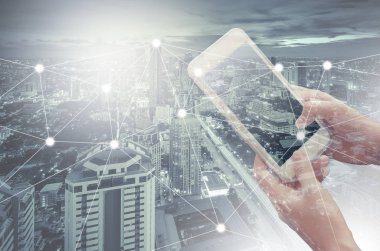 Smarth telefon elinde tutan genç kadın 