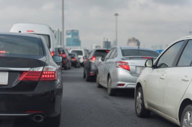 Sıra sıra arabalarla trafik sıkışıklığı