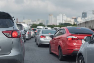 Sıra sıra arabalarla trafik sıkışıklığı