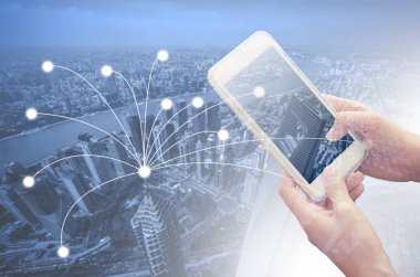 Yazarken akıllı telefon elinde tutan genç kadın