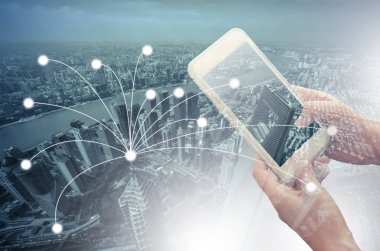 Yazarken akıllı telefon elinde tutan genç kadın