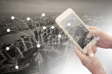 Yazarken akıllı telefon elinde tutan genç kadın