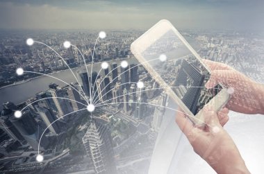Yazarken akıllı telefon elinde tutan genç kadın