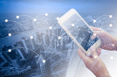 Yazarken akıllı telefon elinde tutan genç kadın
