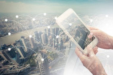 Yazarken akıllı telefon elinde tutan genç kadın