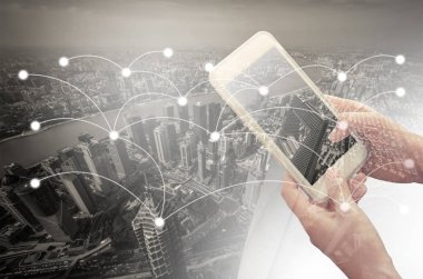 Yazarken akıllı telefon elinde tutan genç kadın