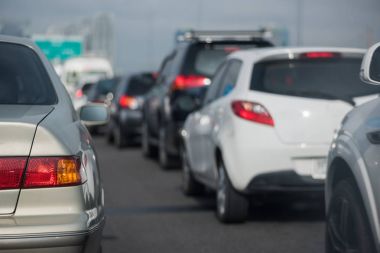 Sıra sıra arabalarla trafik sıkışıklığı