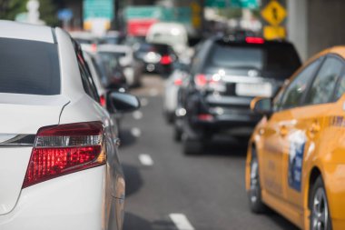 Sıra sıra arabalarla trafik sıkışıklığı