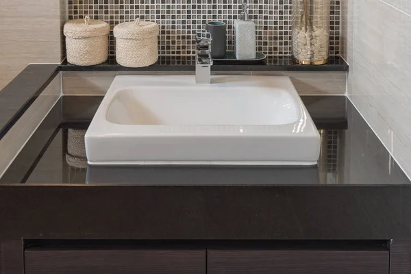 Интерьер ванной комнаты в новом роскошном доме — стоковое фото