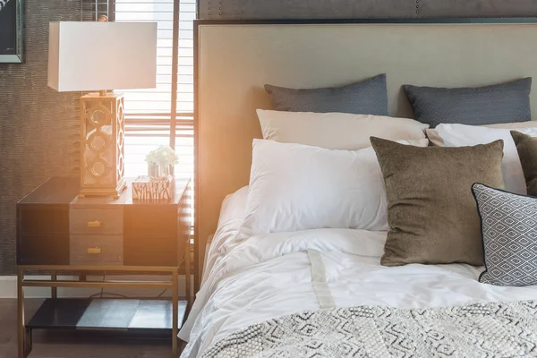 Lüks yatak odası tarzı kümesiyle yastıklar — Stok fotoğraf
