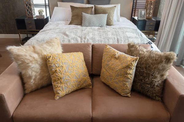 lüks yatak odası tarzı kümesiyle yastıklar