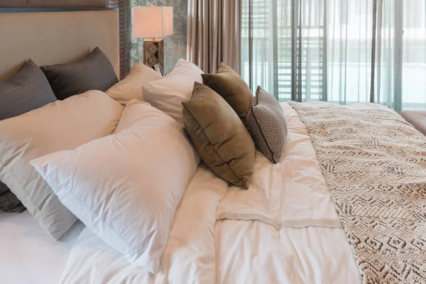 Estilo de quarto de luxo com conjunto de travesseiros — Fotografia de Stock