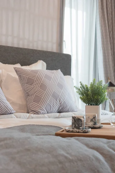 Luxus-Schlafzimmer-Stil mit Kissen — Stockfoto