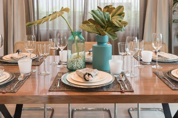 Table de luxe sur table à manger en bois — Photo