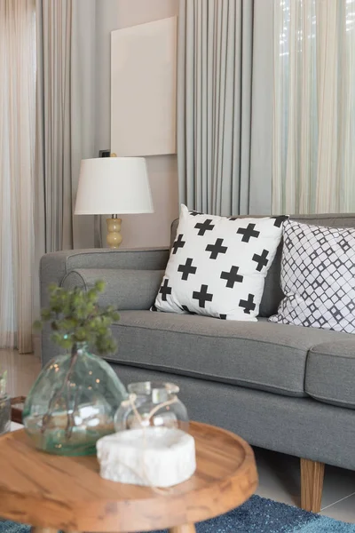 Moderní šedá pohovka v moderním obývacím pokoji — Stock fotografie