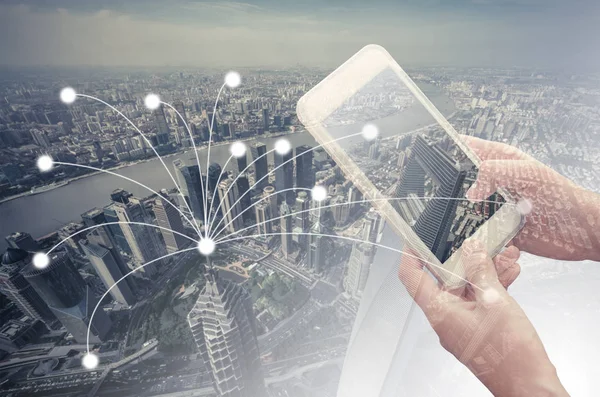 Yazarken akıllı telefon elinde tutan genç kadın