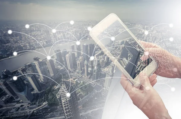 Yazarken akıllı telefon elinde tutan genç kadın