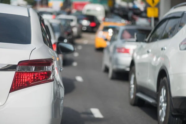 Atasco de tráfico con fila de coches — Foto de Stock