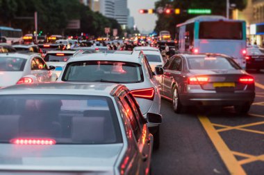 Ana cadde üzerinde trafik sıkışıklığı görüntü bulanıklığı 