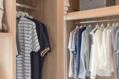 Demiryolu üzerinde asılı giysileri ile ahşap dolap