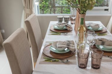 çağdaş bir tarzda yemek odası masa seti ile