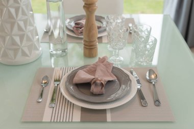 çağdaş bir tarzda yemek odası masa seti ile 