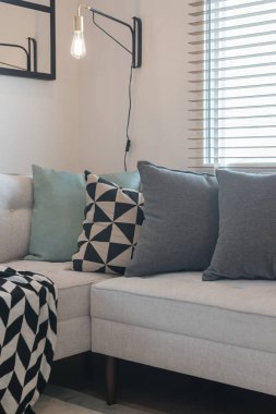 Modern oturma odası kümesiyle yastıklar