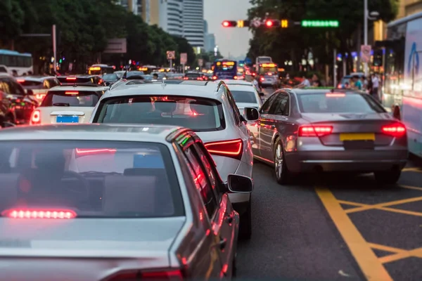 Embouteillage sur la rue principale avec rangée de voitures — Photo