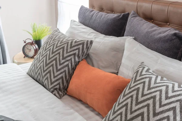 Nowoczesny styl sypialni z zestawem poduszek — Zdjęcie stockowe