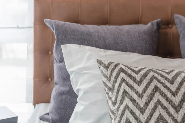 Nowoczesny styl sypialni z zestawem poduszek — Zdjęcie stockowe
