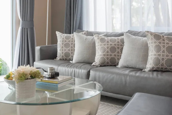Moderní obývací pokoj s řadou polštáře — Stock fotografie