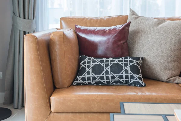 Гостиная в современном стиле с современным коричневым диваном — стоковое фото