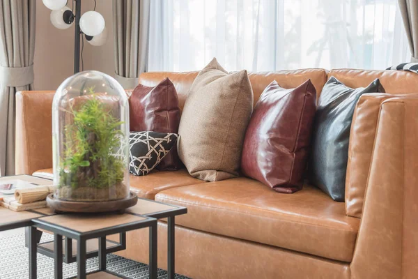 Sala de estar de estilo moderno com sofá marrom moderno — Fotografia de Stock