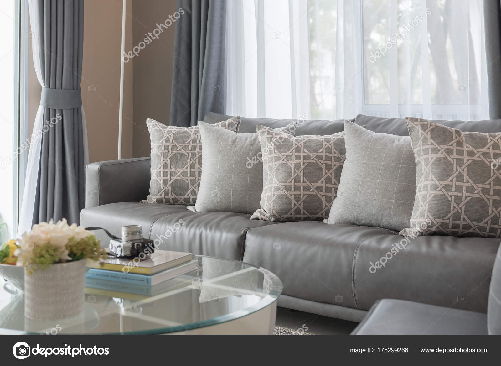 moderne woonkamer met rij kussens — Stockfoto © khongkitwiriyachan ... moderne woonkamer met rij kussens — Stockfoto © khongkitwiriyachan ...