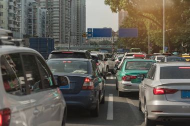 trafik jam arabalar sıra ile ana cadde üzerinde