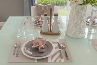 Çağdaş bir tarzda yemek odası