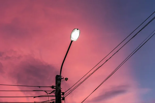 Luz de rua, pólo de holofotes elétrico — Fotografia de Stock