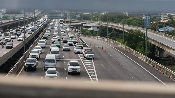 Traffic jam met rij van auto's op tol manier — Stockfoto