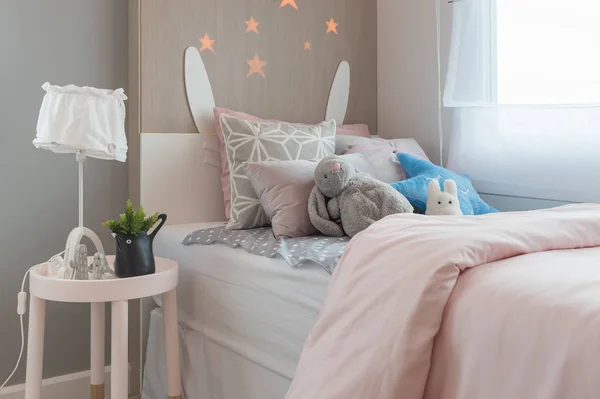 Παιδικό υπνοδωμάτιο με πολύχρωμα μαξιλάρια — Φωτογραφία Αρχείου