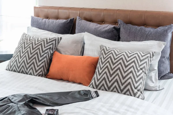 Modern stil sovrum med uppsättning kuddar — Stockfoto