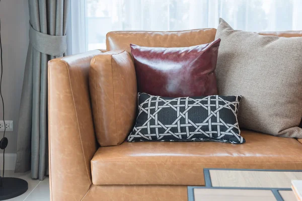 Гостиная в современном стиле с современным коричневым диваном — стоковое фото