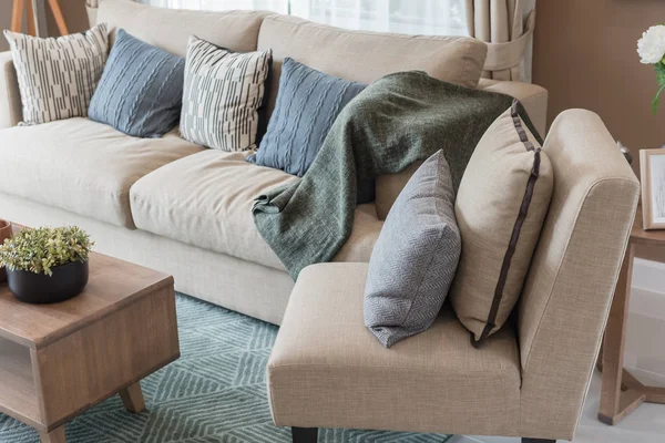 Moderní obývací pokoj stylu s hnědá moderní pohovka — Stock fotografie