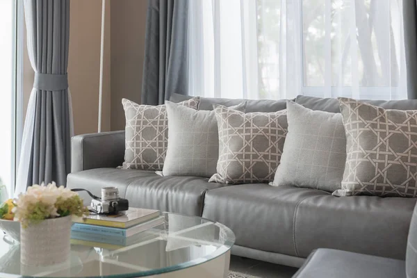 Moderna sala de estar con fila de almohadas — Foto de Stock