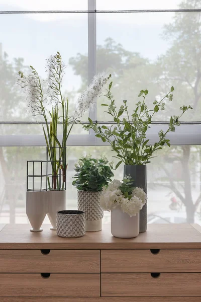 Plantas en jarrón sobre mesa de madera — Foto de Stock