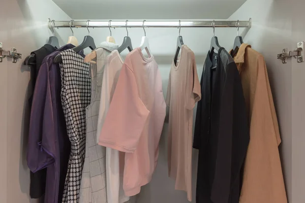 Современный гардероб с одеждой висит — стоковое фото