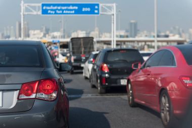Sıra sıra arabalarla trafik sıkışıklığı